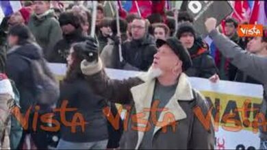 Corteo pro Maduro a Roma sfila verso l’Ambasciata Usa con le bandiere Venezuelane