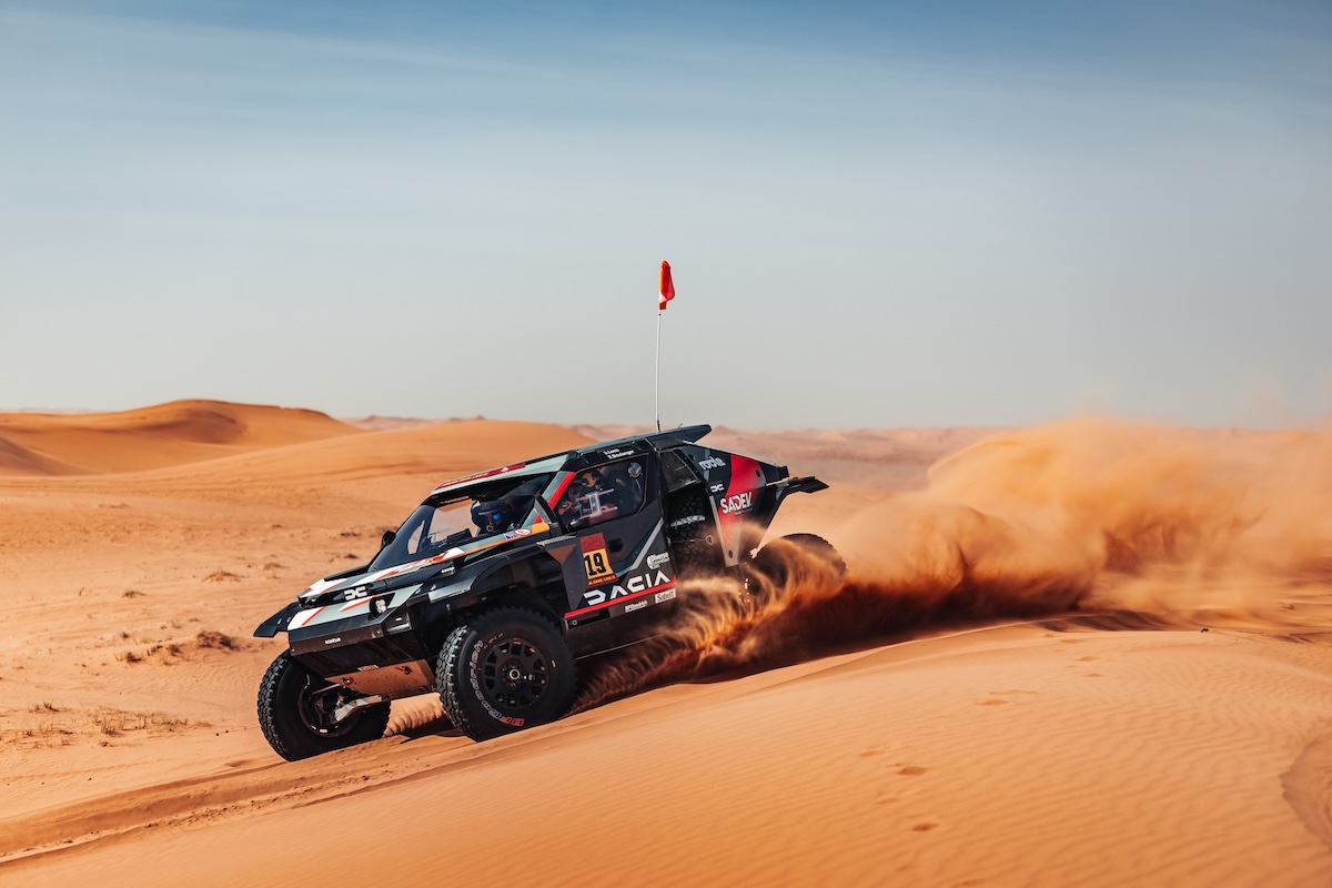 Dacia Sandriders show alla Dakar: Al-Attiyah e Loeb sul podio