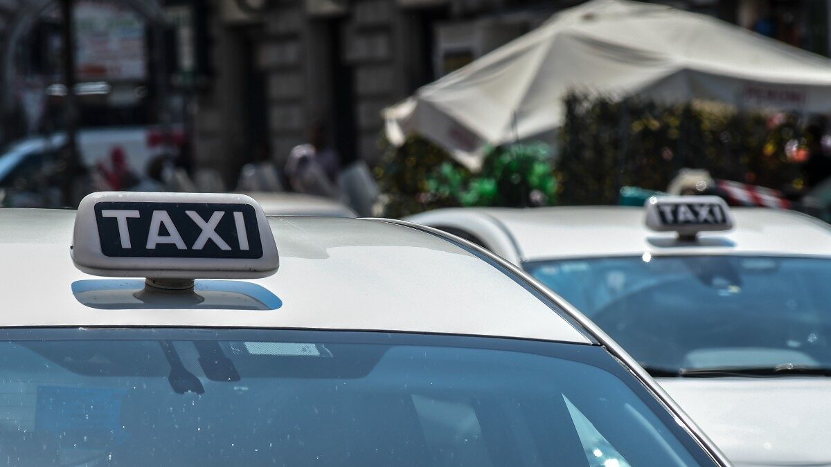 Taxi, da Regione Lombardia 1,6 milioni per rinnovare la flotta con mezzi green Taxi, da Regione Lombardia 1,6 milioni per rinnovare la flotta con mezzi green