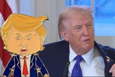 Trump sfoggia la spilletta di sé stesso in versione cartoon: “Si chiama ‘Happy Trump’. Ma io…” – Il video virale