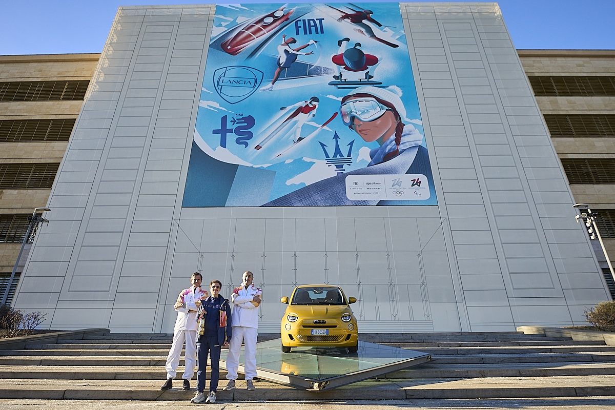 Olimpiadi 2026: John Elkann accende la torcia nello stabilimento Fiat di Mirafiori