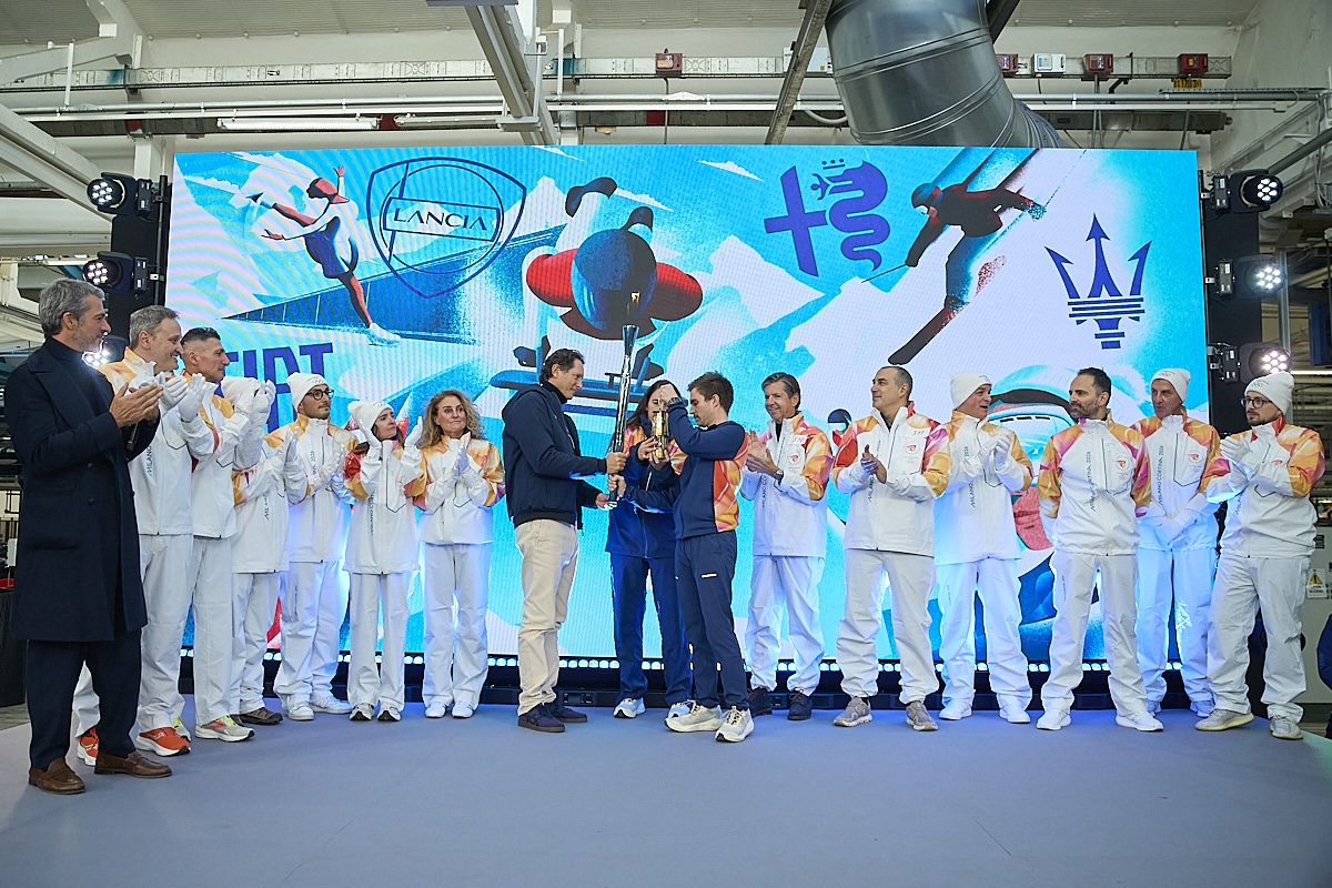Olimpiadi 2026: John Elkann accende la torcia nello stabilimento Fiat di Mirafiori