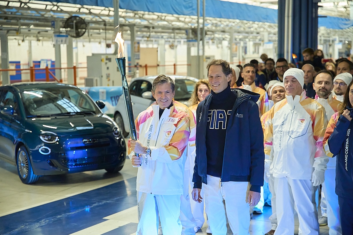 Olimpiadi 2026: John Elkann accende la torcia nello stabilimento Fiat di Mirafiori