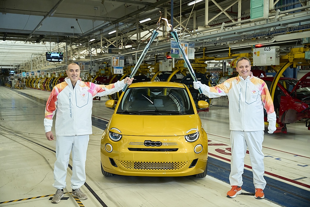 Olimpiadi 2026: John Elkann accende la torcia nello stabilimento Fiat di Mirafiori