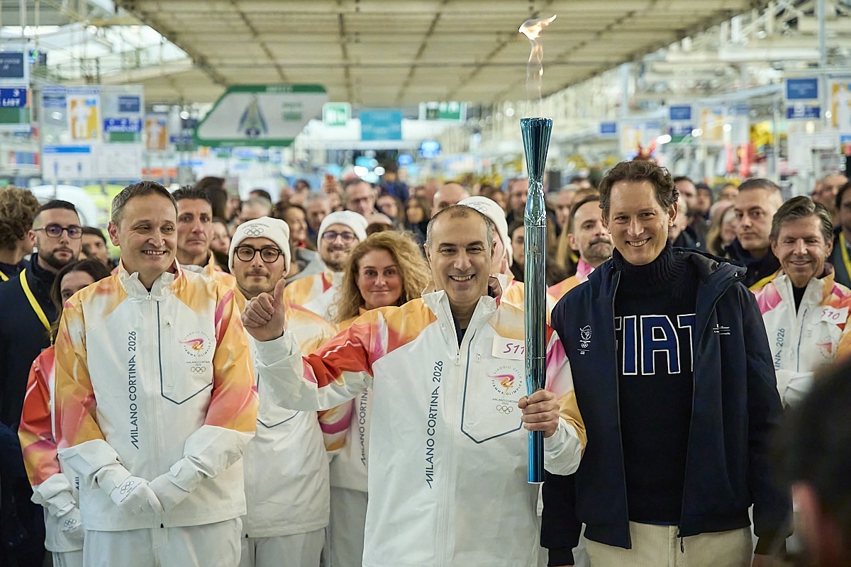 Olimpiadi 2026: John Elkann accende la torcia nello stabilimento Fiat di Mirafiori