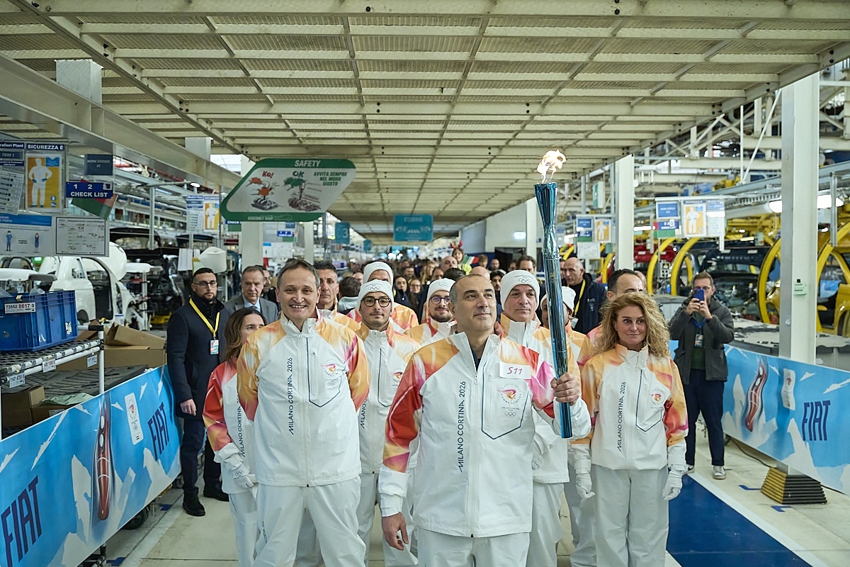 Olimpiadi 2026: John Elkann accende la torcia nello stabilimento Fiat di Mirafiori