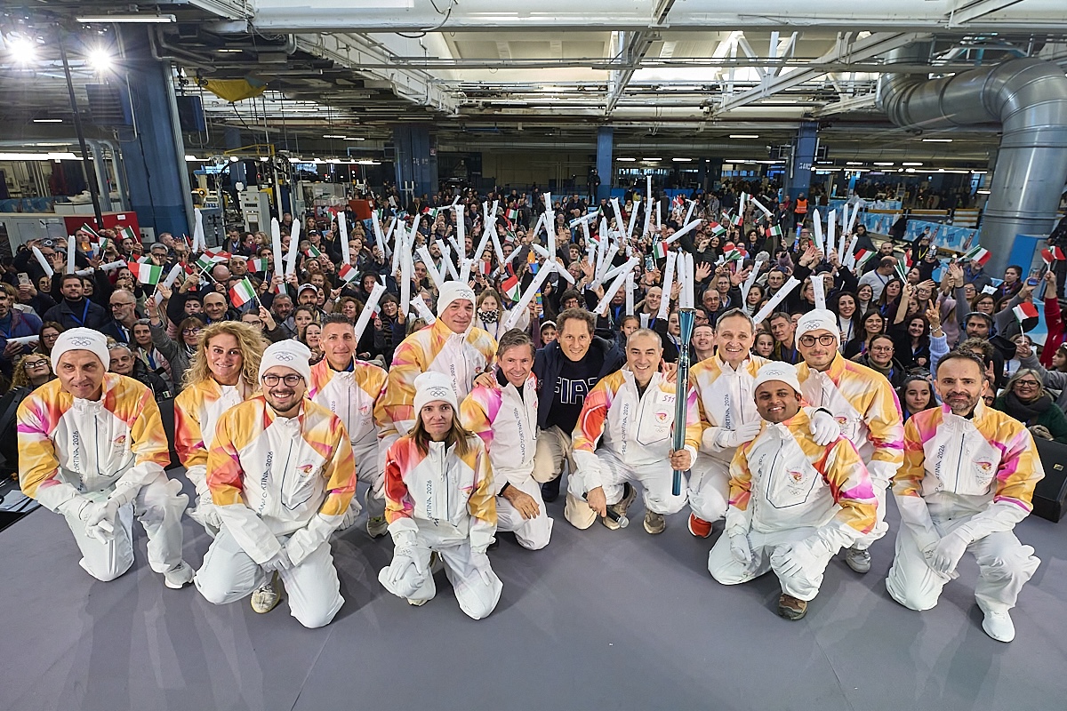 Olimpiadi 2026: John Elkann accende la torcia nello stabilimento Fiat di Mirafiori