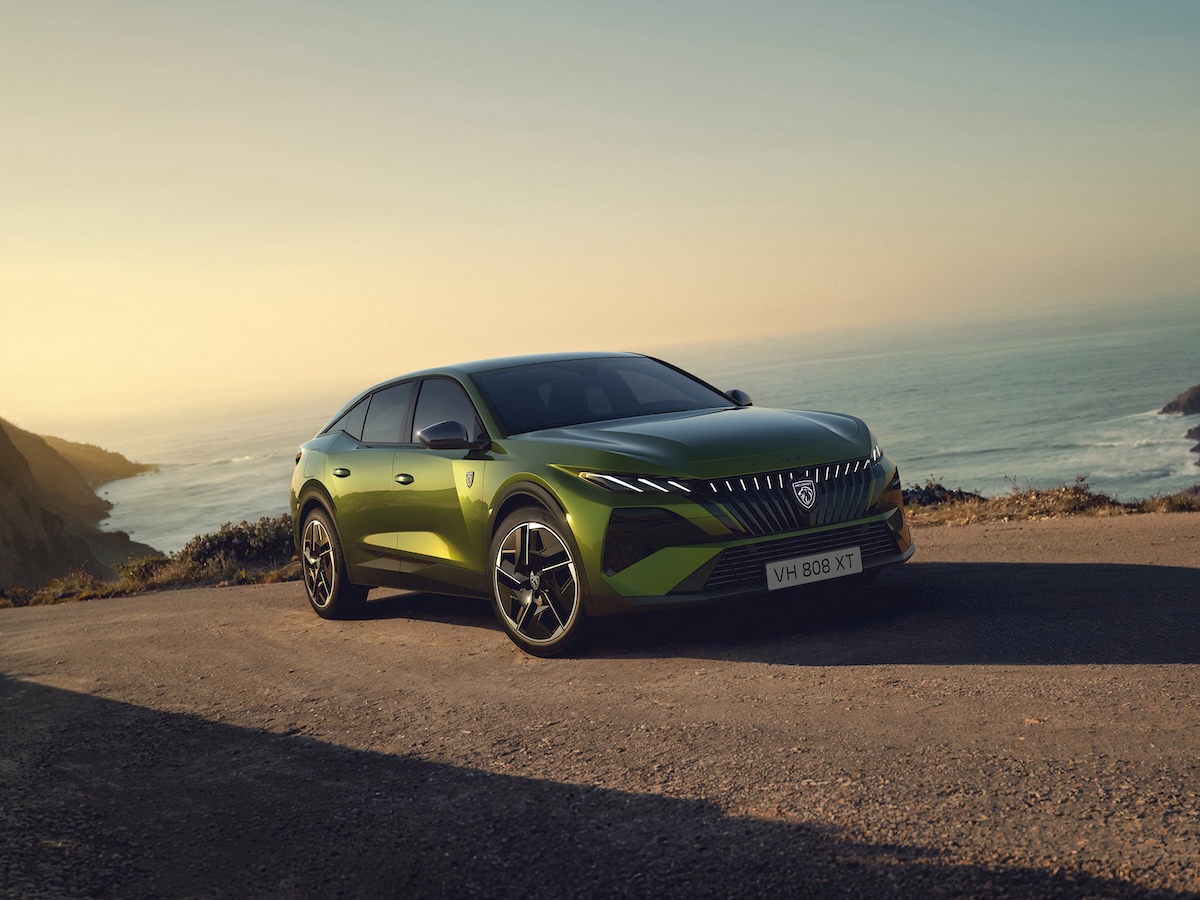 Peugeot 408: prezzi e novità della gamma ibrida ed elettrica