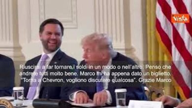 Trump legge un biglietto “privato” di Marco Rubio durante conferenza: “Torna dalla Chevron”