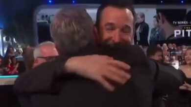 Golden Globes, Clooney e Noah Wyle si riabbracciano: i medici di E.R. di nuovo insieme