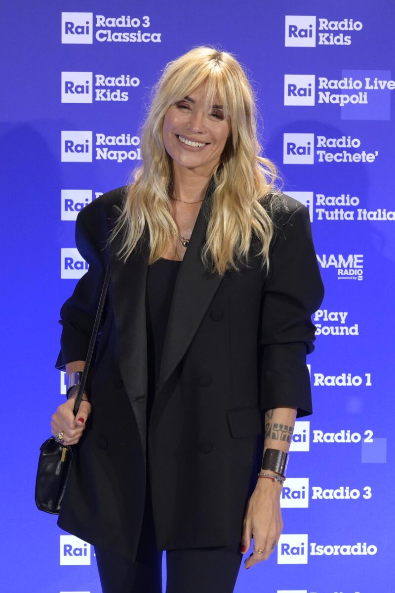 Rai, Elenoire Casalegno lascia Radio2 e Fiorello scherza in diretta. Incognite sul futuro della conduttrice
