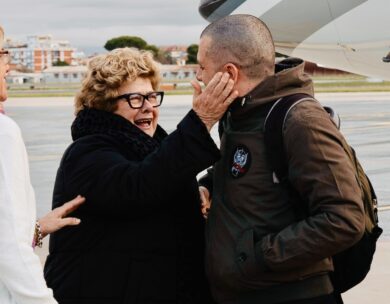 Trentini e Burlò, l’incubo è finito. Atterrato a Ciampino l’aereo con a bordo i due ex prigionieri. Ad accoglierli Meloni e Tajani