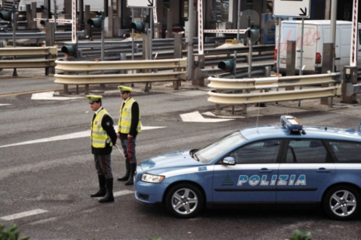 Vicenza, rocambolesco inseguimento finisce con uno schianto al casello: 4 giovani arrestati. In fuga per evitare un controllo Vicenza, rocambolesco inseguimento finisce con uno schianto al casello: 4 giovani arrestati. In fuga per evitare un controllo