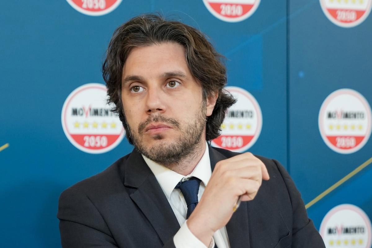 Silvestri (M5S) a Meloni: “Ha indossato le ginocchiere” ed è polemica Silvestri (M5S) a Meloni: “Ha indossato le ginocchiere” ed è polemica