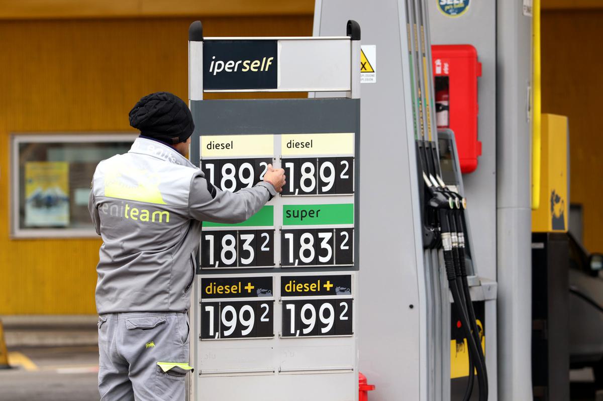 Diesel, peggio di così non si può: in Italia i costi più alti per un pieno. E la colpa è tutta delle accise Diesel, peggio di così non si può: in Italia i costi più alti per un pieno. E la colpa è tutta delle accise