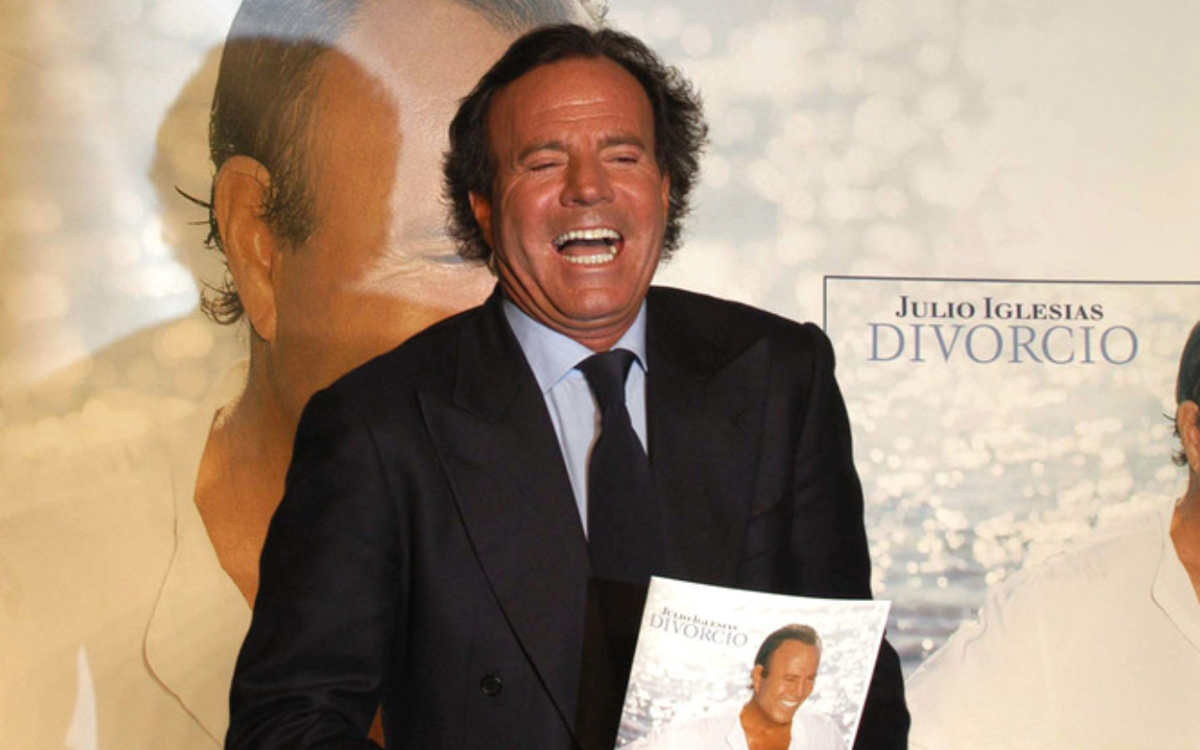 Julio Iglesias accusato di abusi sessuali da due ex dipendenti: schiaffi, umiliazioni e violenze nella “casetta del terrore” Julio Iglesias accusato di abusi sessuali da due ex dipendenti: schiaffi, umiliazioni e violenze nella “casetta del terrore”