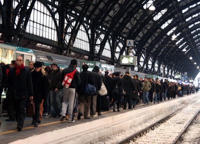 Napoli, stalking a una preside di Caivano: arrestata l’ex “bidella pendolare” Napoli, stalking a una preside di Caivano: arrestata l’ex “bidella pendolare”