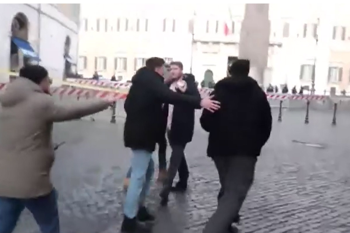 Sciopero taxi a Roma, scontro con i Radicali: “Aggrediti con sputi e calci” Sciopero taxi a Roma, scontro con i Radicali: “Aggrediti con sputi e calci”