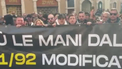 Sciopero tassisti, il corteo a Montecitorio con cori di protesta e fumogeni