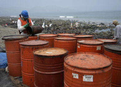 Petrolio, prezzi ai minimi. Ora per comprare 50 barili basta la collana d’oro della nonna