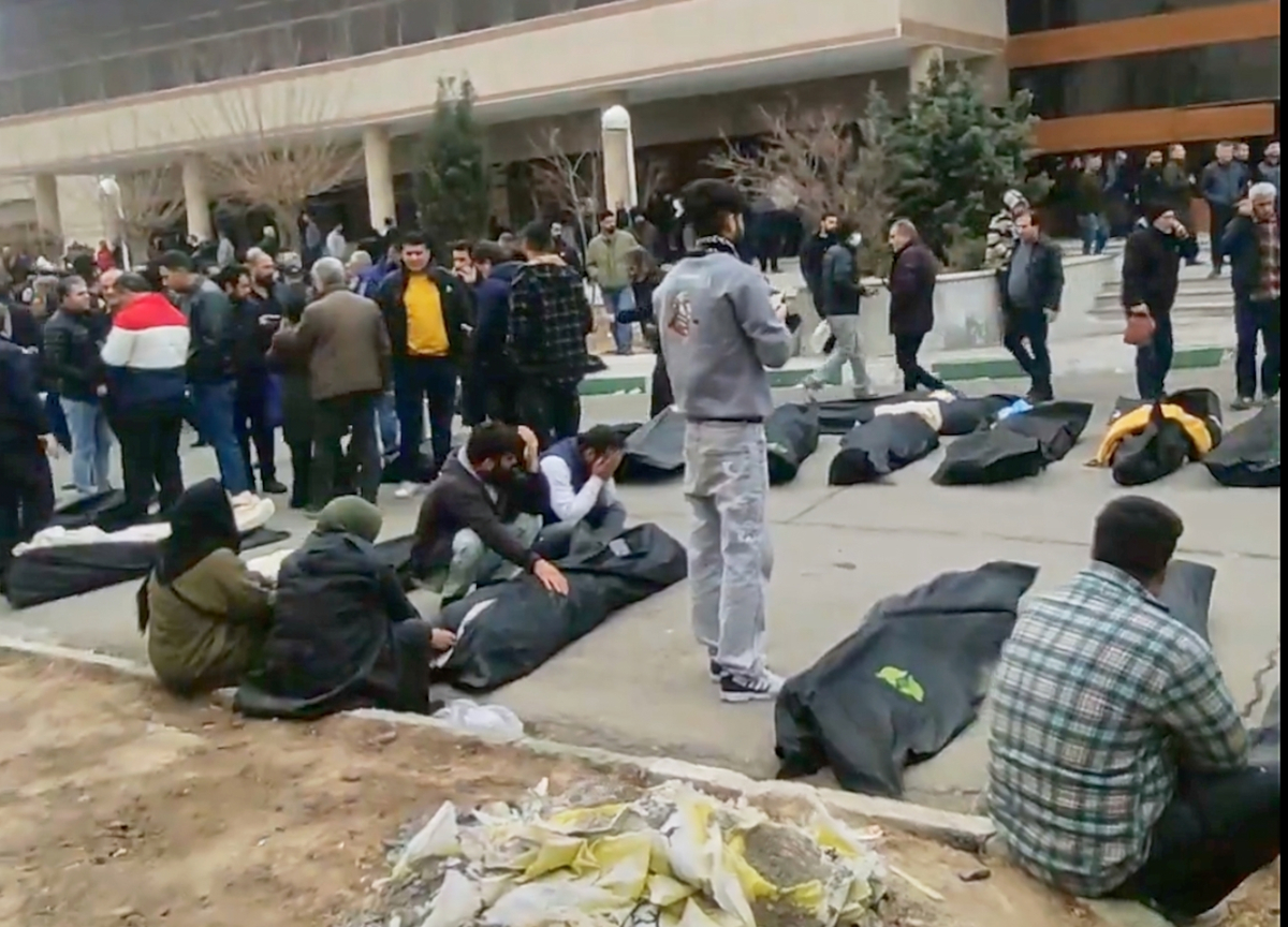 Iran, è un massacro: oltre 2000 morti. Media: “Irruzione dei pasdaran a casa delle famiglie dei manifestanti uccisi” Iran, è un massacro: oltre 2000 morti. Media: “Irruzione dei pasdaran a casa delle famiglie dei manifestanti uccisi”