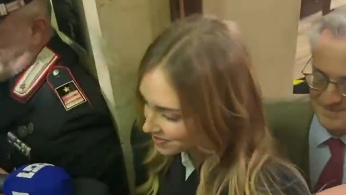 Chiara Ferragni prosciolta, l’influencer risponde alle domande e lascia il tribunale. VIDEO Chiara Ferragni prosciolta, l’influencer risponde alle domande e lascia il tribunale. VIDEO