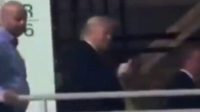 Trump fa il dito medio al lavoratore della Ford che lo contesta durante una visita allo stabilimento – VIDEO