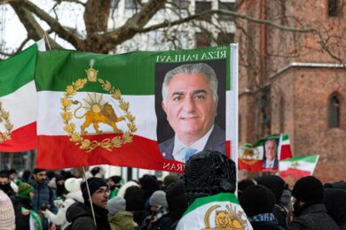 Iran, l’appello di Pahlavi all’esercito: “Unitevi alle proteste”. Ecco chi è l’uomo che potrebbe guidare la rivoluzione ma che divide il Paese