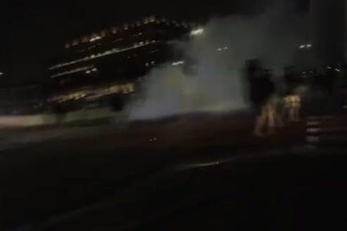 Minneapolis, agenti dell’ICE usano lacrimogeni contro i manifestanti: scontri durante le proteste anti-raid