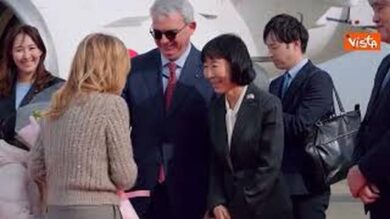 Meloni a Tokyo per incontrare premier Takaichi, l’arrivo all’aeroporto con la figlia Ginevra