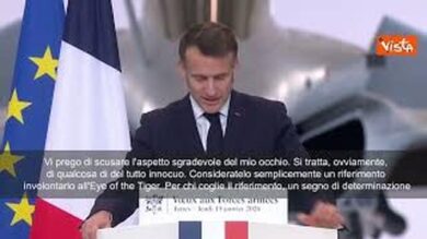 Macron sul palco con occhio gonfio scherza: Un riferimento all’Eye of the Tiger