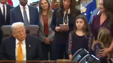Trump come “sleepy Joe”, il tycoon si addormenta sotto gli occhi di una bimba nello Studio Ovale