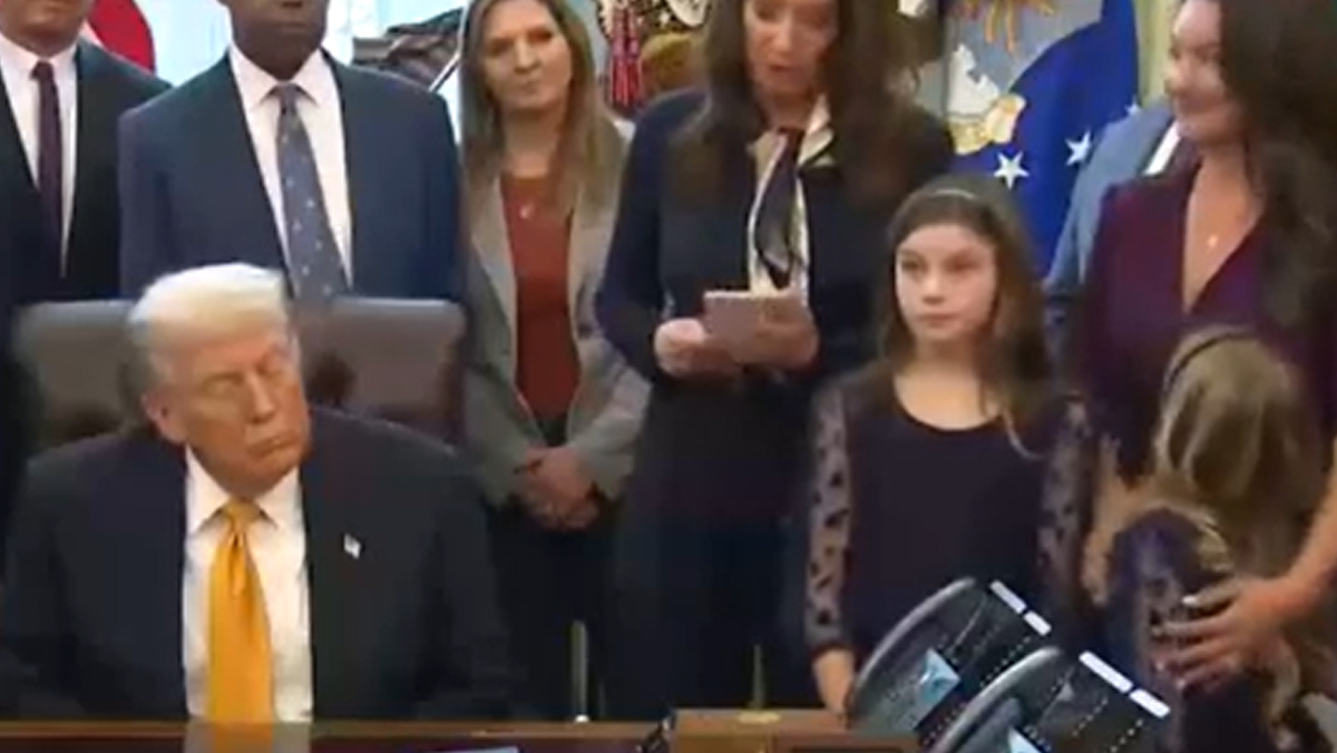 Trump come “sleepy Joe”, il tycoon si addormenta sotto gli occhi di una bimba nello Studio Ovale Trump come “sleepy Joe”, il tycoon si addormenta sotto gli occhi di una bimba nello Studio Ovale