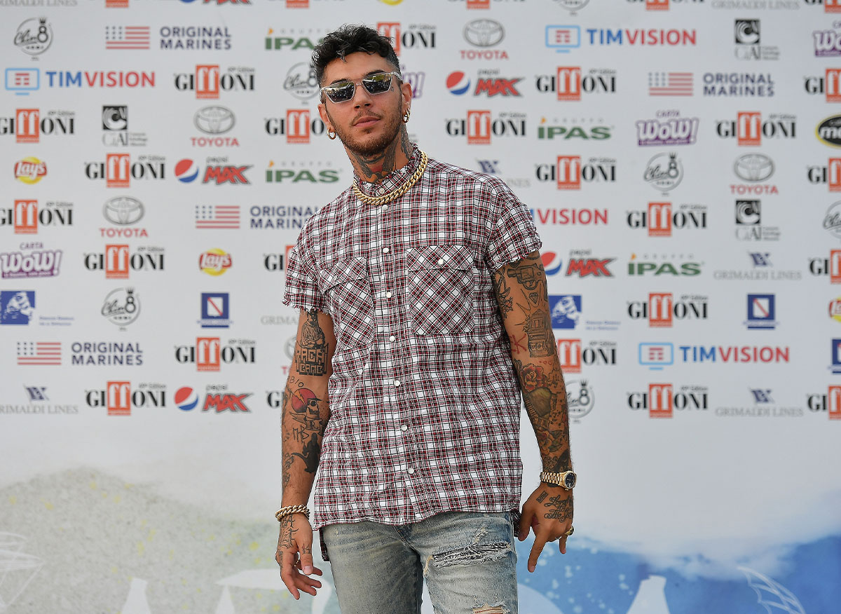 Emis Killa, la musica non fa più tendenza? Il rapper si lancia nel business di capelli e cosmesi. I dettagli