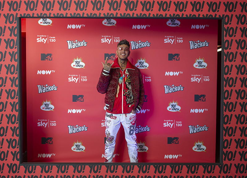 Emis Killa, la musica non fa più tendenza? Il rapper si lancia nel business di capelli e cosmesi. I dettagli