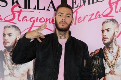 Emis Killa, la musica non fa più tendenza? Il rapper si lancia nel business di capelli e cosmesi. I dettagli
