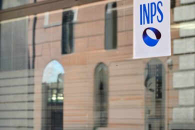 Inps, l’inflazione si mangia gli aumenti in busta degli stipendi. E le donne guadagnano ancora meno degli uomini