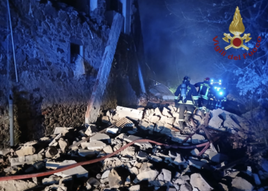 Esplosione ad Arezzo, crolla una casa. Tre feriti, grave una 80enne. Si cercano possibili vittime tra le macerie