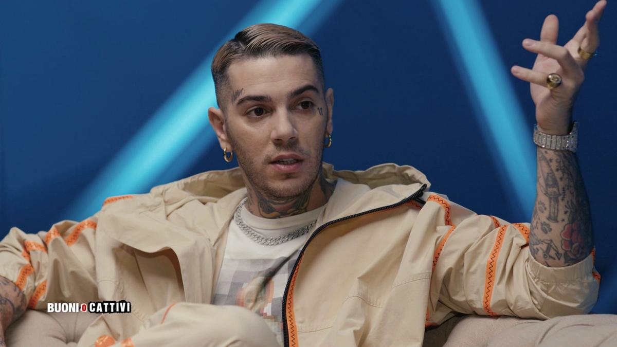 Emis Killa, la musica non fa più tendenza? Il rapper si lancia nel business di capelli e cosmesi. I dettagli