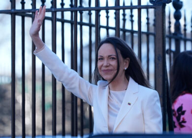 Trump “ha vinto” il Nobel per la Pace. La venezuelana Machado consegna il suo premio al presidente americano