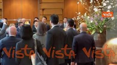 Selfie per Meloni e Sanae Takaichi di fronte al grande vaso di fiori nel Palazzo del Governo a Tokyo
