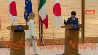 La stretta di mano tra Meloni e Takaichi al termine della conferenza stampa a Tokyo