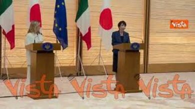 Takaichi fa gli auguri di compleanno a Meloni, l’applauso della delegazione giapponese