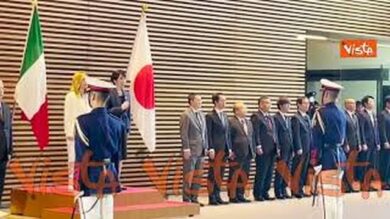 Mano sul cuore per la premier Takaichi durante esecuzione inno giapponese