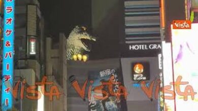 La Testa di Godzilla spunta dal palazzo del Toho Cinemas, a Tokyo