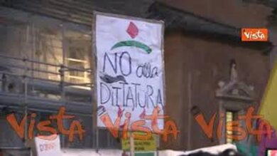 Presidio a favore del popolo iraniano in Piazza del Campidoglio, i manifestanti cantano “Bella Ciao”