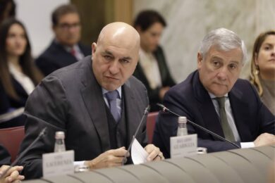 Groenlandia, l’Italia si smarca dalla Francia: niente truppe nell’Artico. Crosetto: “Missione da affidare alla Nato”