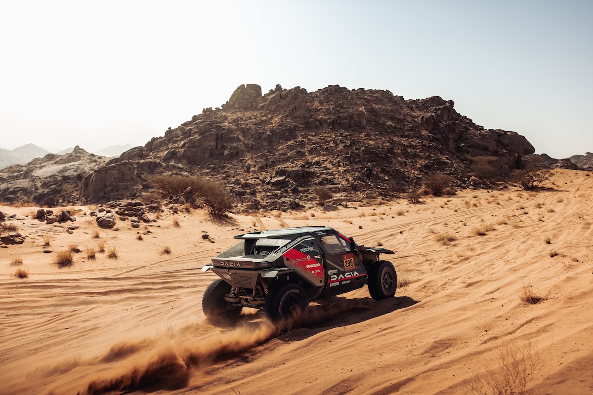 Dacia Sandriders: Al-Attiyah trionfa e mette nel mirino il Dakar Dacia Sandriders: Al-Attiyah trionfa e mette nel mirino il Dakar