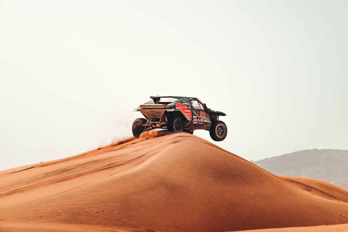 Dacia Sandriders: Al-Attiyah trionfa e mette nel mirino il Dakar Dacia Sandriders: Al-Attiyah trionfa e mette nel mirino il Dakar