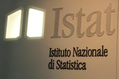 Istat, l’inflazione non si mangia solo i salari: rincari più pesanti su spesa ed energia, il conto lo pagano le famiglie